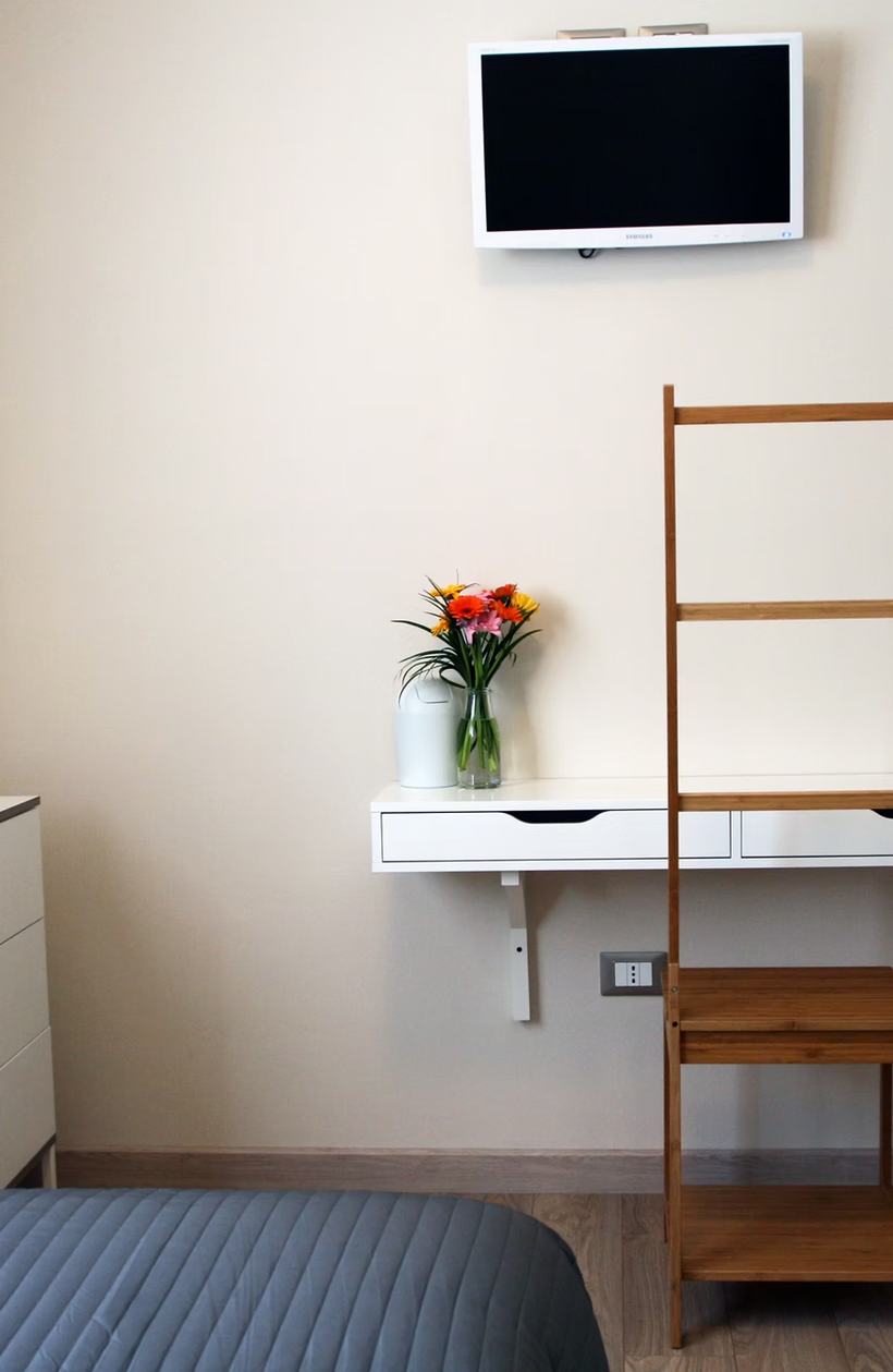 Scrivania a muro con fiori freschi